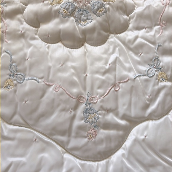 Vintage 1970s Elegant Cream Pastel Appliqué Embroidered Crib Quilt - Picture 4 of 7